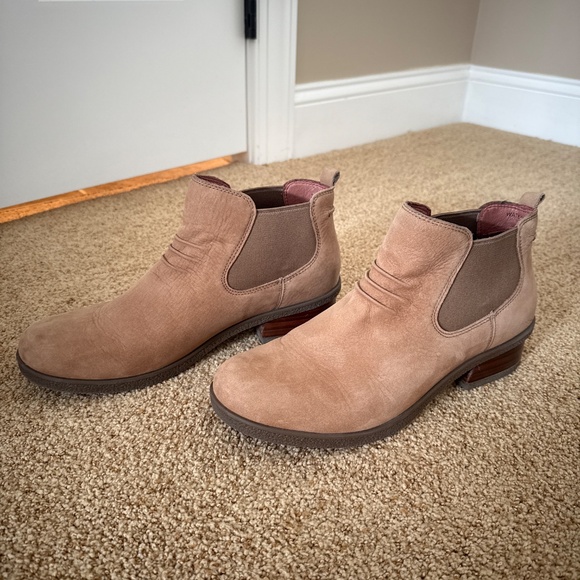 Dansko Waterproof Leather Tan Boot - Picture 2 of 7